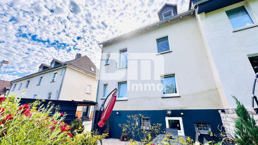 Umfangreich saniertes Zweifamilienhaus + Carport auf großem Grundstück mit Traumgarten - Rückansicht